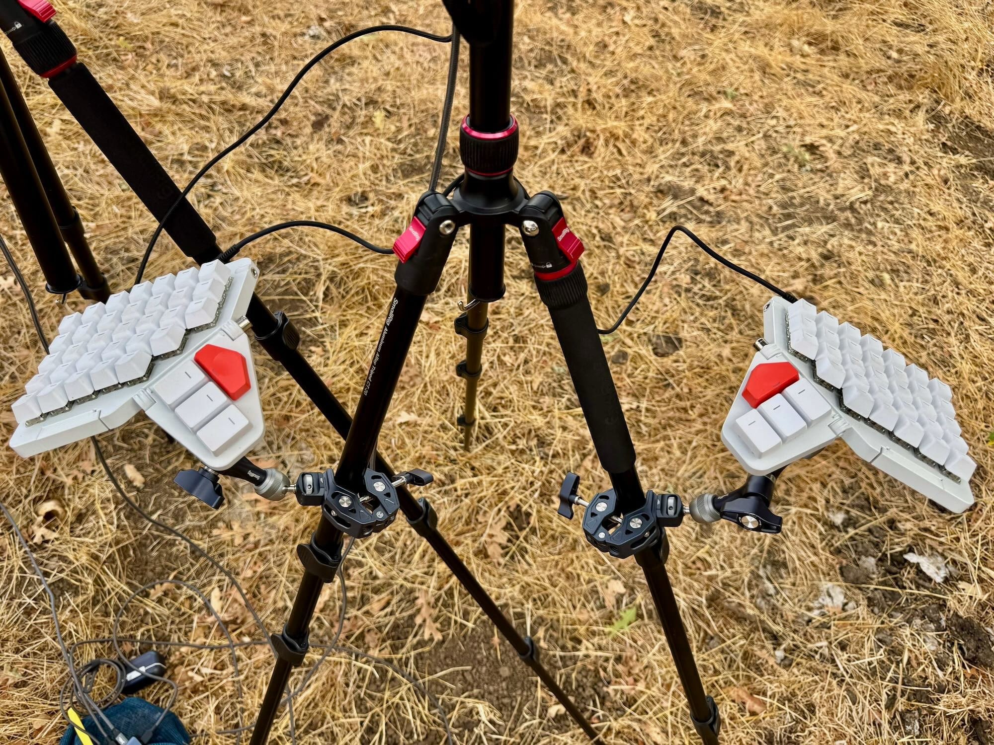 Mounting a Moonlander keyboard to a SmallRig tripod